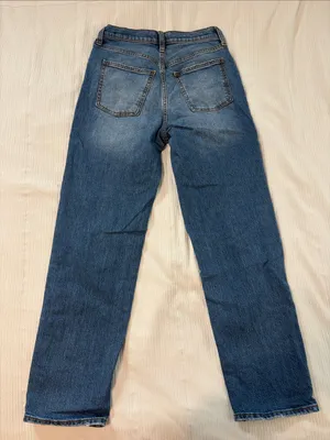 Universal Threads Women’s Straight-Leg Blue Denim Jeans thumbnail 3