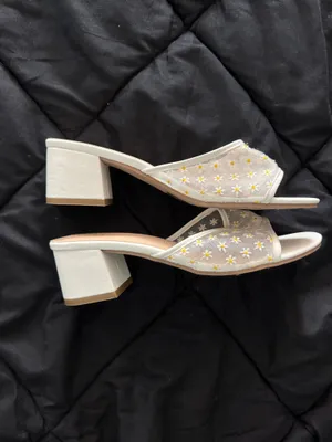 {FOREVER 21} White Daisy Embroidered Block Heel Slide Sandals thumbnail 3
