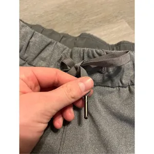 Lululemon On The Fly Mid Rise Shorts Gray Size 6 thumbnail 2