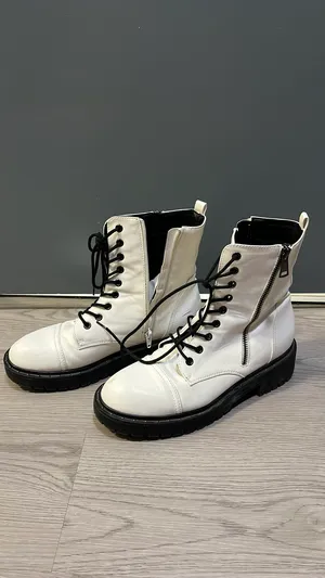 Boots White Size 9 thumbnail 2