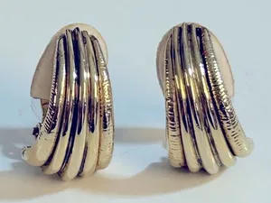 Oscar De La‎ Renta Vintage Gold Clip Earrings thumbnail 1