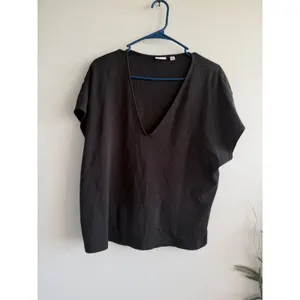 Babaton Black Deep V-Neck Relaxed Fit Short Sleeve T-Shirt Womens Large thumbnail 2
