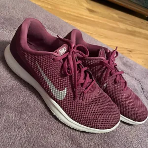 Woman’s Nike flex TR7  thumbnail 1