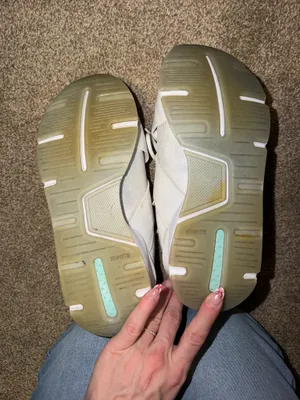 White Puma Sneakers Women’s 8 thumbnail 4