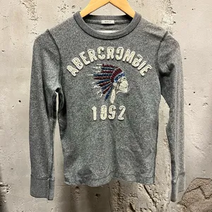 Vintage Y2K Abercrombie Gray Native American Headdress Fitted Long Sleeve Baby T thumbnail 1