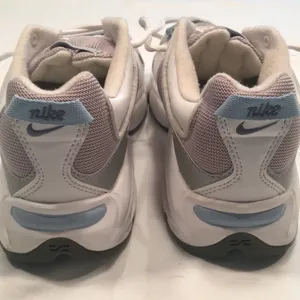 Women’s Nike Air Sneakers-Size 7 thumbnail 3