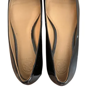 Tory Burch Gigi Black Patent Leather Block Heel Pumps Gold Logo Size 8.5 thumbnail 3