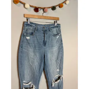 American Eagle distressed Mom jeans thumbnail 4