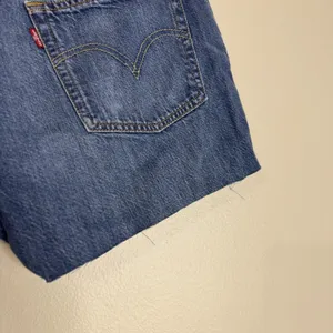 Levis 501 Shorts Womens 29 Blue Denim High Rise Button Fly Distressed Raw‎ Hem thumbnail 9