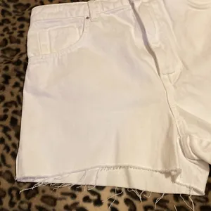ZARA Shorts White Jean Shorts Women’s Size 12 Distressed Edging Side Slit Shorts thumbnail 3