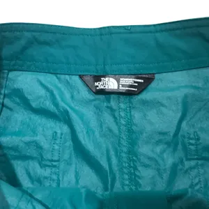 The North Face Womens Hiking Shorts Teal Green Cuffed Nylon Blend Size 6 thumbnail 2