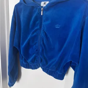 Juicy Couture Blue Velour 90s Y2K‎ Cropped Zip Up Track Suit Top Size Small. thumbnail 2