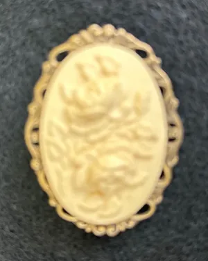 Vintage Cream Rose Cameo Brooch‎ Antiqued Gold Tone Filigree Floral Pin 2in EUC thumbnail 1
