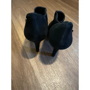 Anne Klein Belicimo Black‎ Suede Textile Pointed Toe Ankle Booties Heel 8.5M thumbnail 4