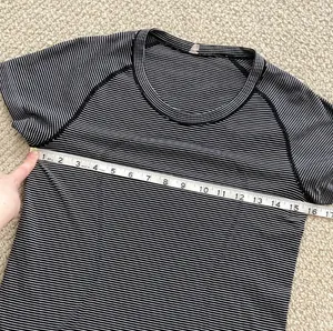 LULULEMON Swiftly Tech Short Sleeve Crew T-Shirt 6 Hyper Stripe Black Like New thumbnail 4