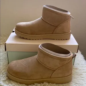 NWT SO Lupita Women's Cozy Mini Boots thumbnail 1