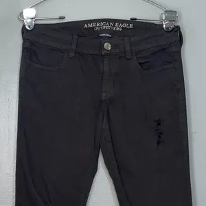 American Eagle Size 4 Black Stretch Distressed Denim Jeans Jegging Skinny Emo thumbnail 2
