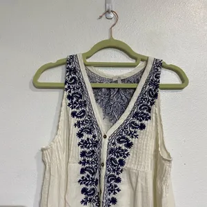 Joie White Blue Embroidered Sleeveless Button Down Blouse Sz M thumbnail 3