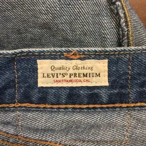Levi’s 551 women’s medium wash jeans 27 thumbnail 11