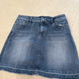White House Black Market Size 4 Denim Skirt Embroidered Back Pockets thumbnail 2
