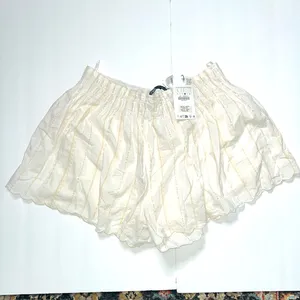 Zara Scalloped Eyelet Relaxed White Shorts Size L thumbnail 2