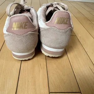 RARE NIKE Velour / Velvet Blush Pink Sneakers Tennis Shoes Size 7.5 thumbnail 5