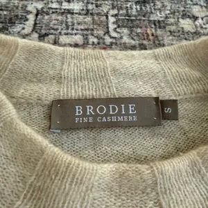 BRODIE Fine Cashmere Cropped Crew Neck Long Sleeve Sweater Light Beige Size S‎ thumbnail 3
