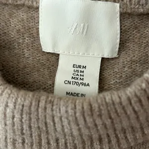 H&M Beige Faux Pearl Embellished Crewneck Sweater Size Medium Poly/Wool Blend thumbnail 8