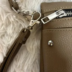 Wristlet/ Crossbody Bag NWOT 5”x8” thumbnail 4