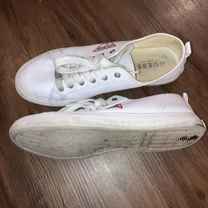 GUESS Leather Size 8.5 Catching White Red Triangle Women’s Sneakers. Preloved thumbnail 2