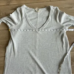 We the Free Split Side Tuesday Tunic V-Neck Knit Top Size Large Light Grey thumbnail 10