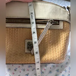 Dooney and bourke vintage beige and white shoulder bag. Needs work thumbnail 7