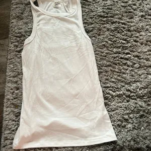 Sunday Best xs white tank top‎ thumbnail 4