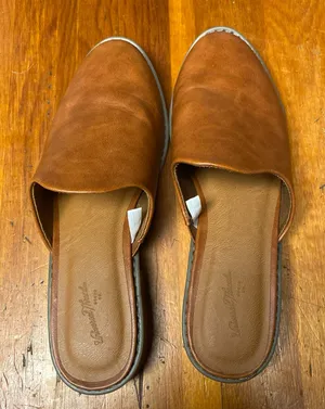 Universal Threads NWOT Tan Slip-On Mules Maura Style thumbnail 1