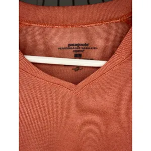 Patagonia Shirt Women’s Small Red Capilene Base Layer V Neck Long Sleeve Trail thumbnail 2