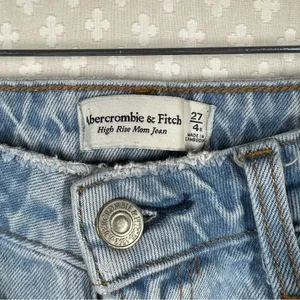 Abercrombie &‎ Fitch Light Wash Curve Love High Rise Mom Jeans thumbnail 4