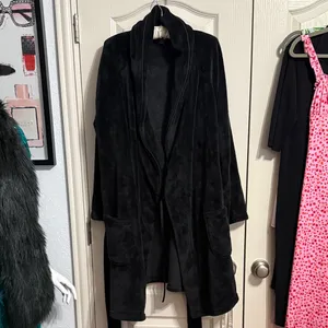 Victoria’s Secret‎ Black Plush Logo Embroidered Short Cozy Bath Robe M/L thumbnail 2