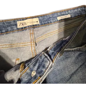 Zara The Skinny Denim Shorts Medium Wash Blue Raw Hem Womens Size 10 EUR 42‎ thumbnail 4