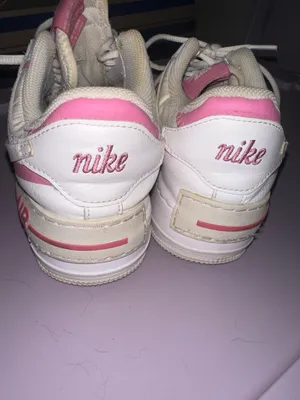 Pink and white Nikes  thumbnail 5