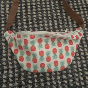 Pineapple Fanny pack with adjustable strap No flaws Never use Multiple thumbnail 2
