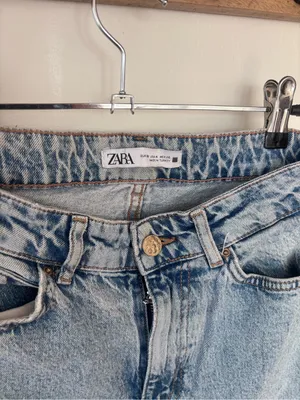 Zara Light Wash Straight Leg Jeans – Size 4 / 27 thumbnail 4