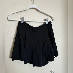 Aritzia Sunday Best Pleated Shorts Sz 6‎ in Black Flowy Skort thumbnail 2