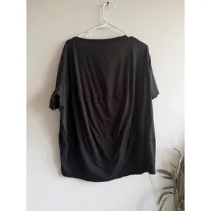 Lululemon Womens Black Oversized Short Sleeve‎ Tee Back Seam Detail Sz 10 thumbnail 2
