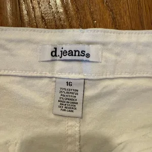 D. Jeans white wide leg button fly jeans size 16 thumbnail 3