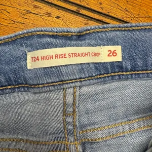 Levis 724 High Rise Straight Crop Jeans Womens 26 Medium Wash Blue‎ Denim thumbnail 4
