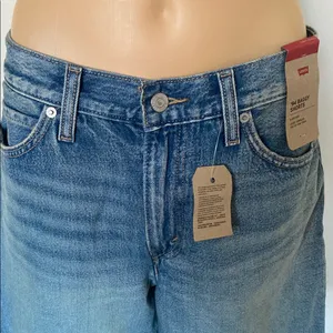 NWT Women's Levi's 94 Baggy Jean Shorts thumbnail 2