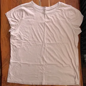 Universal Threads Women's Short Sleeve Cream Tee thumbnail 1