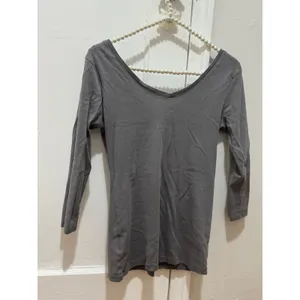 Guess size small grey long sleeve shirt v neck 3/4 sleeve 3 diamond rhinestones thumbnail 9