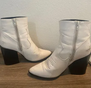 White Boots Size 7 thumbnail 1