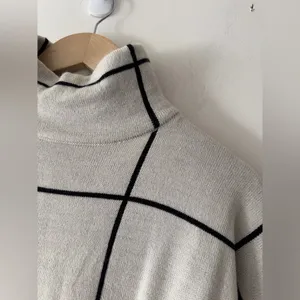 Simplee Black and White‎ Grid Turtleneck Sweater Size M thumbnail 3